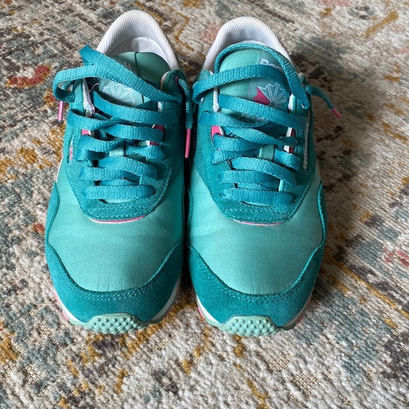 Womens Reebok shoes - Picture 2 of 4